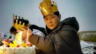 九九跟儿子同时过生日，十八岁的儿子说有生日蛋糕就满足了，给力 儿子十八的岁生日过得太简单了，朋友们说对不对？