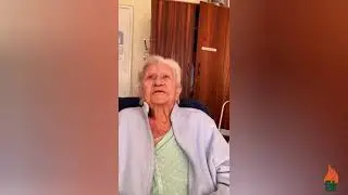 Tannie Francina Snyman (102 jaar oud) vier die 90ste verjaarsdag van die Bybel in Afrikaans.