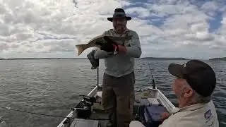 Рыбалка на озере Маккуори 🎣 Охота на морского окуня с моим дядей