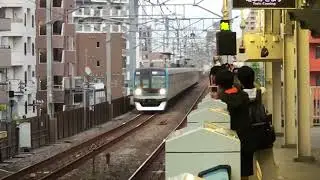 Momen Langka!! Tokyo Metro Tozai Line berjalan sepur salah