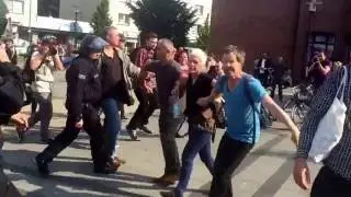 Typisch f&uuml;r den Stress in Huckarde: Polizisten und Demonstranten geraten aneinander, immer wieder.