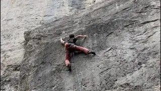 Le chien chia sur le chat chiant (7b+), Col du chat