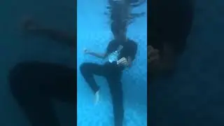 Calm down in pool 🕺 #music #calmdown #musica #amor #swimming #swimmingtechnique #bathingcap