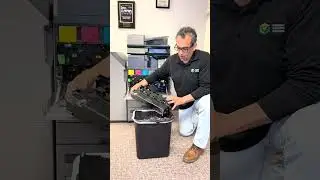 Узнайте, как очистить контейнер для отходов копировального аппарата Sharp.