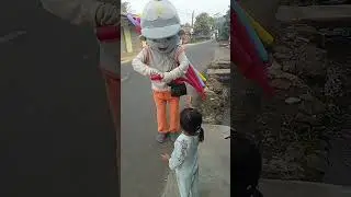 kasih uang badut di kasih balon🥰
