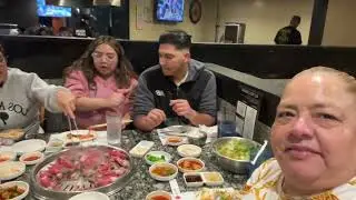 Comiendo en el bufet coriano 