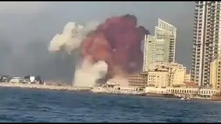 Imensa explos&atilde;o arrasa porto de Beirute e provoca milhares de v&iacute;timas