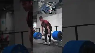 Beltless deadlifting Heavy Animals