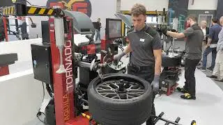 Aquila Tornado v akciji na sejmu Autopromotec 2025