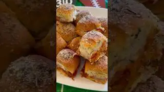 PEPPERONI PIZZA SLIDERS😍🍕🙌🏻 Soo tasty and perfect for game days or anytime at all!  #pizza #gameday