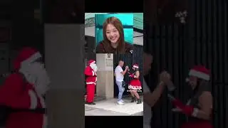 Santa Claus and Christmas beauty street spoof passers-by, please do not lust for beauty