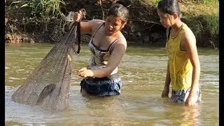 Amazing Fishing at Battambang - Beautiful Girl Catch Fish By hand (Part 038)