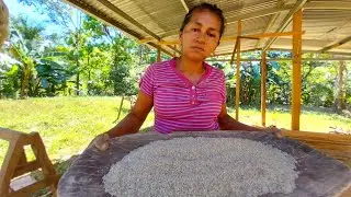 Así se pila Arroz en el Campo.