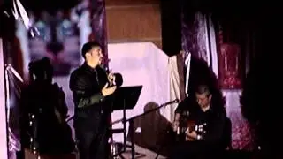 Carlos Grijalva canta 