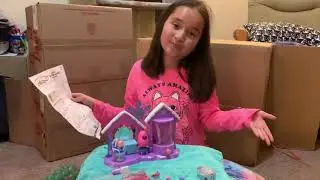 Hatchimals Colleggtibles Glitter Salon Playset.