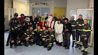 I Vigili del Fuoco di Terni, Babbo Natale e i loro amici Supereroi in visita all'Ospedale di Terni
