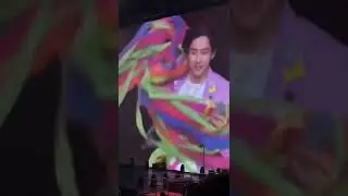 Taehyung doing the model walk on stage IM SCREAMING