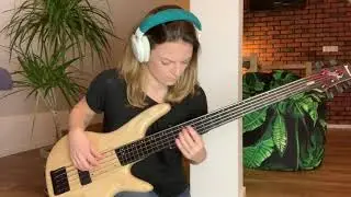 Bright Size Life - Richard Bona's bassline [fretless] by Barbara Prążyńska (Pat Metheny Trio)