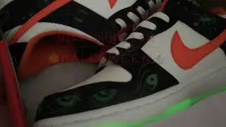 The NIKE DUNK LOW PRM HALLOWEEN 2021 see how it glows.