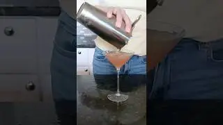 At home peach gimlet 🍑 2oz peach infused vodka, 1oz lime, 1/2oz 🍑syrup #martini #cocktail #recipe
