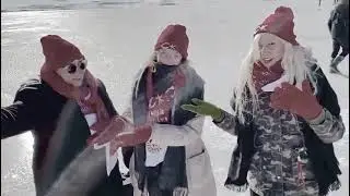 Buz tutan &Ccedil;ıldır g&ouml;l&uuml; &uuml;zerinde şarkı okumak. 