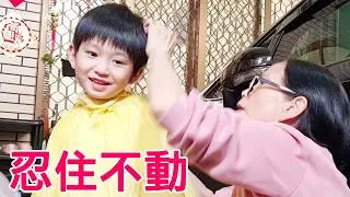 阿嬤在車庫幫剪頭髮，弟弟以前會怕現在可以忍住不動了