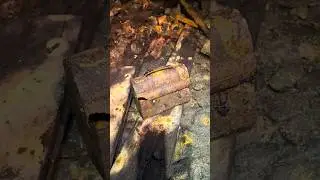 Старинный ланч-бокс, найденный в заброшенной угольной шахте.