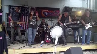 75 South live at the Lodge Bar & Grill - Wastin' time