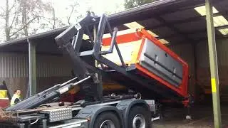 Het optrekken van een Epoke Sirius AST zoutstrooier op een containerframe van een MAN vrachtwagen