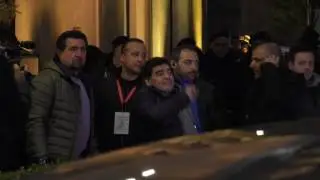 Il ritorno di Maradona a Napoli, tifosi impazziti davanti all'Hotel Vesuvio