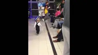baby hug strangers airport bangkok