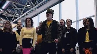 Kipin&auml;t-kuoro esitti Helsinki-Vantaalla klassikon Kuusamo