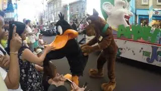 Warner Bros. Movie World Xmas Eve day parade 4K