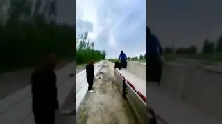 The process of unloading cement products. Good methods help work