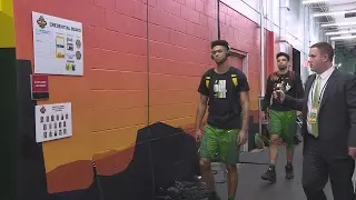 Oregon men's basketball arrives for Final Four matchup with North Carolina