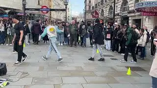 Street Performers Body Movements on Piccadilly Circus