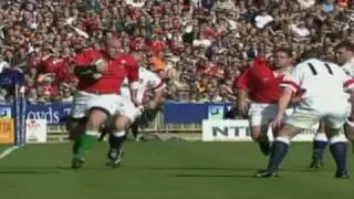 Craig Quinnell runs over Steve Hanley (1999 Five Nations)