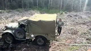 En dodge wc  51 sitter fast og en Gpw  Ford jeep  drar den l&oslash;s 