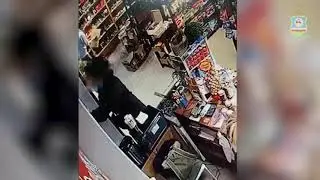 Подросток украл в магазине беспроводные наушники