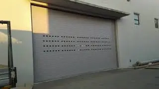 Barrera &oacute;ptica y fotoc&eacute;lula en puerta enrollable industrial