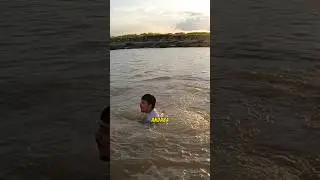 As&iacute; es nadar en el Amazonas 😮 #amazonas #viajar #seoane #vlog #selva