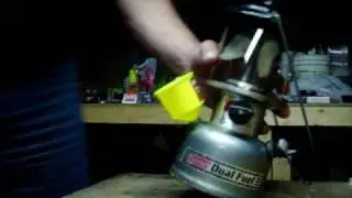 Фонарь Coleman Dual Fuel в мусорке