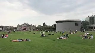 Museumplein in Amsterdam is het gras nog gewoon groen en niet verbrand. 25 juli 2018