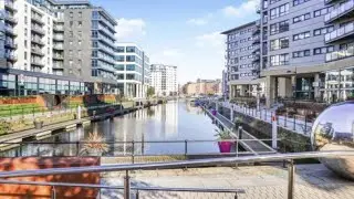 Deluxe River Canal View & Free Secure Parking! | Leeds, United Kingdom | Hotel Review🏨