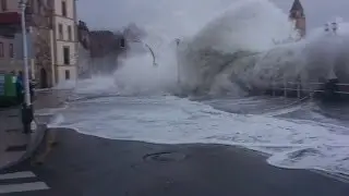 Gij&oacute;n Olas gigantes arrasan costa cant&aacute;brica 2014