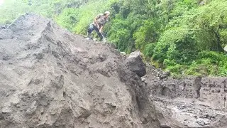 Brave, suddenly rose to drop rocks from the cliff and looked for sand which was very easy