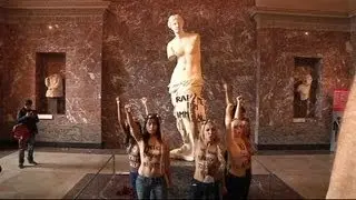 La Venus de Milo et les Femen seins nus au Louvre