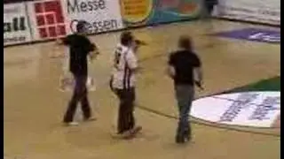 Gie&szlig;en tritt in der Osthalle Arsch