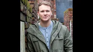 Former Coronation Street star Paddy Wallace ties the knot
