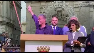 Sylvester Stallone a Gioia, il discorso: “Siete belli e forti. Orgoglioso di essere gioiese”